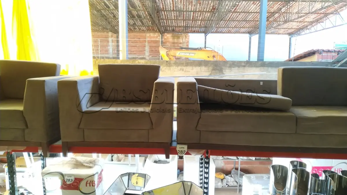 LOTE 282 - 01 SOFÁ 03 LUGARES E 02 POLTRONAS NA COR CINZA CLARO CAMURÇA. (NO ESTADO) ATENÇÃO! FAZER A VISITAÇÃO ANTES DE ARREMATAR, NÃO SABEMOS SE FUNCIONA. LEILÃO NÃO TEM GARANTIA E NEM DEVOLUÇÃO, SUJEITO A POSSÍVEIS AVARIAS VISÍVEIS/OCULTAS E/OU AUSÊNCIA DE COMPONENTES.