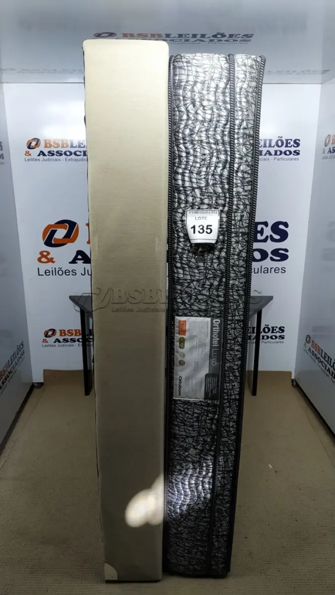 LOTE 135 - 01 COLCHÃO SOLTEIRO COM BASE. (NO ESTADO EM QUE SE ENCONTRA. SUJEITO A AVARIAS OCULTAS/VISÍVEIS.)  BJ7216L