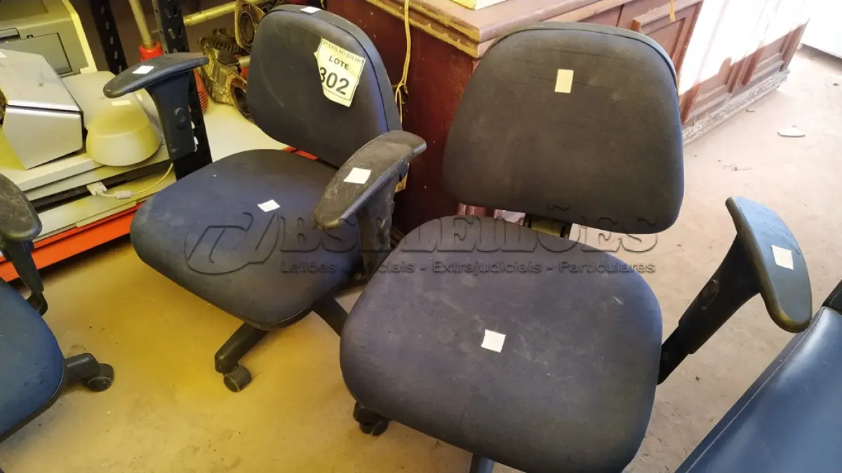 LOTE 302 - 02 CADEIRAS GIRATÓRIAS COM RODINHAS. (NO ESTADO) ATENÇÃO! FAZER A VISITAÇÃO ANTES DE ARREMATAR, NÃO SABEMOS SE FUNCIONA. LEILÃO NÃO TEM GARANTIA E NEM DEVOLUÇÃO, SUJEITO A POSSÍVEIS AVARIAS VISÍVEIS/OCULTAS E/OU AUSÊNCIA DE COMPONENTES.