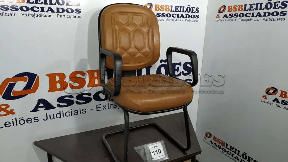LOTE 110 - 01 CADEIRA DE ESCRITÓRIO. (NO ESTADO EM QUE SE ENCONTRA. SUJEITO A AVARIAS OCULTAS/VISÍVEIS.) BF8629K