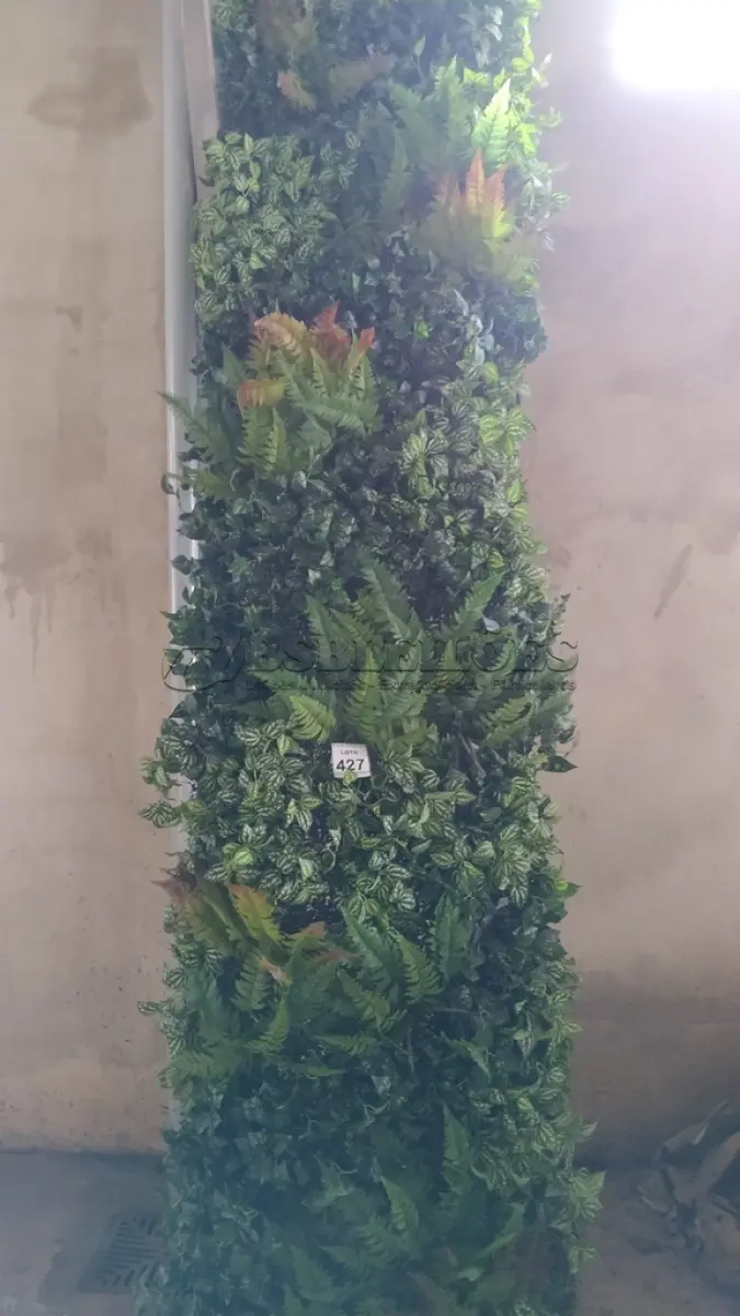 LOTE 427 - 01 PAINEL DECORADO COM PLANTAS ARTIFICIAIS