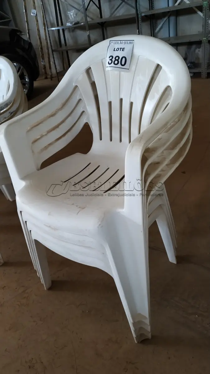 LOTE 380 - 04 CADEIRAS DE PLÁSTICO. (NO ESTADO) ATENÇÃO! FAZER A VISITAÇÃO ANTES DE ARREMATAR, NÃO SABEMOS SE FUNCIONA. LEILÃO NÃO TEM GARANTIA E NEM DEVOLUÇÃO, SUJEITO A POSSÍVEIS AVARIAS VISÍVEIS/OCULTAS E/OU AUSÊNCIA DE COMPONENTES.