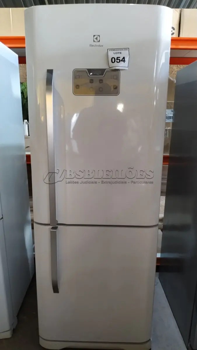 LOTE 054 - 01 GELADEIRA ELECTROLUX 220V. (NO ESTADO EM QUE SE ENCONTRA. SUJEITO A AVARIAS OCULTAS/VISÍVEIS.)  BF8677E