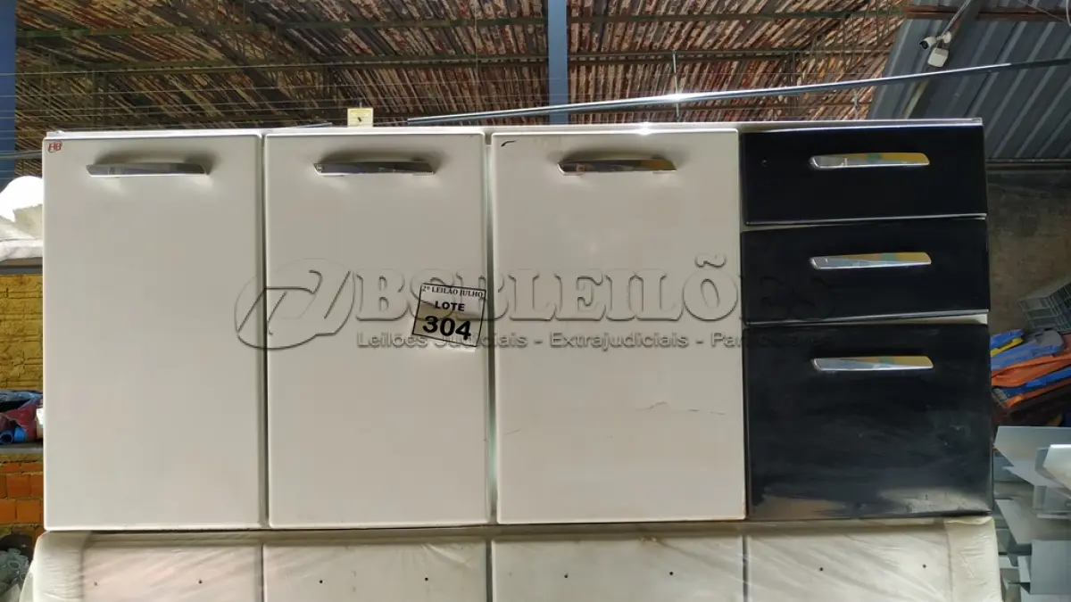 LOTE 304 - 01 ARMÁRIO PEQUENO DE COZINHA COM 03 PORTAS E 03 GAVETAS. (NO ESTADO) ATENÇÃO! FAZER A VISITAÇÃO ANTES DE ARREMATAR, NÃO SABEMOS SE FUNCIONA. LEILÃO NÃO TEM GARANTIA E NEM DEVOLUÇÃO, SUJEITO A POSSÍVEIS AVARIAS VISÍVEIS/OCULTAS E/OU AUSÊNCIA DE COMPONENTES.