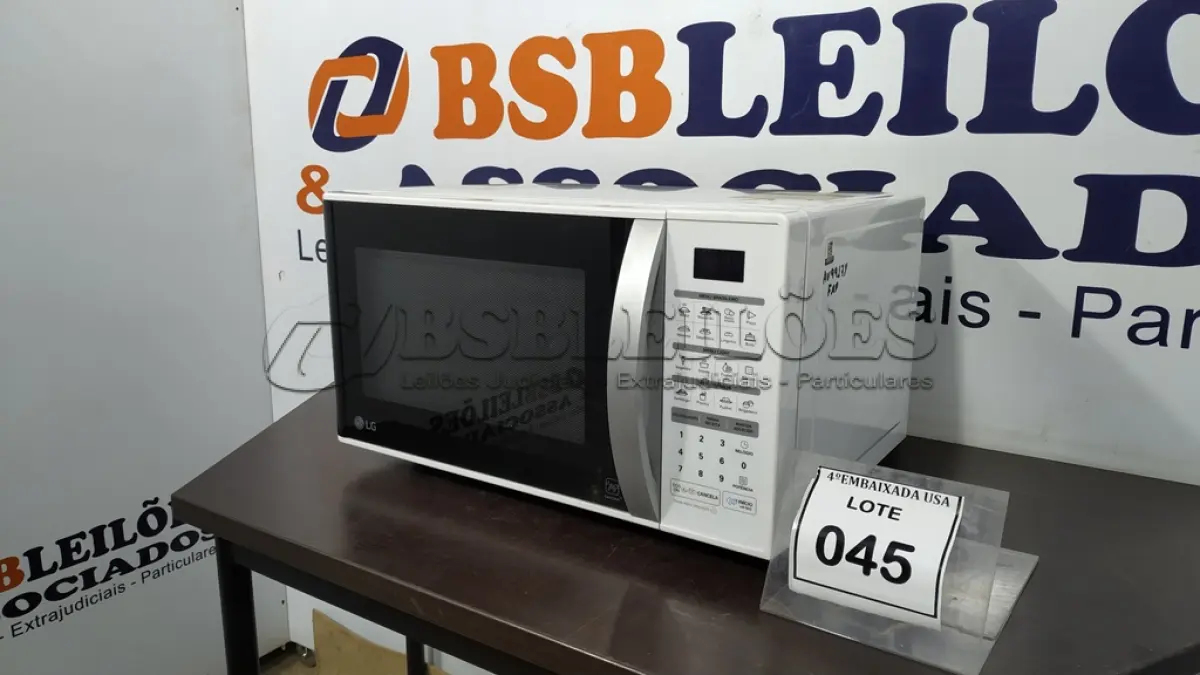 LOTE 045 - 01 MICRO-ONDAS LG 127V. (NO ESTADO EM QUE SE ENCONTRA. SUJEITO A AVARIAS OCULTAS/VISÍVEIS.) AV9917Y