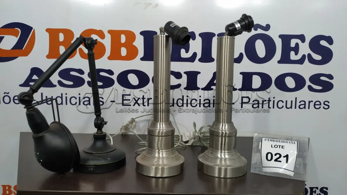 LOTE 021 - 03 ABAJURES DE MESA. (NO ESTADO EM QUE SE ENCONTRA. SUJEITO A AVARIAS OCULTAS/VISÍVEIS.) AU2174J, BJ7197K, AU2127W