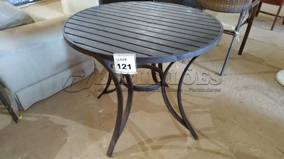 LOTE 121 - 01 MESA DE JARDIM. (NO ESTADO EM QUE SE ENCONTRA. SUJEITO A AVARIAS OCULTAS/VISÍVEIS.) AV9744F