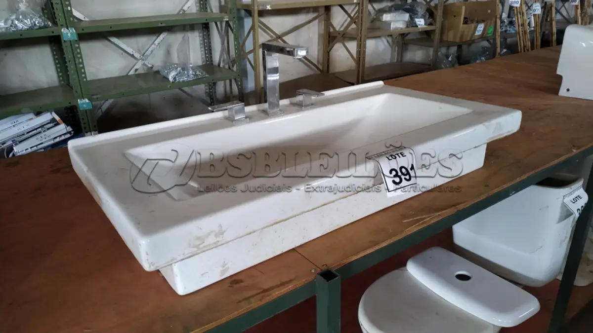 LOTE 391 - 01 LAVATÓRIO PARA BANHEIRO. (NO ESTADO) ATENÇÃO! FAZER A VISITAÇÃO ANTES DE ARREMATAR, NÃO SABEMOS SE FUNCIONA. LEILÃO NÃO TEM GARANTIA E NEM DEVOLUÇÃO, SUJEITO A POSSÍVEIS AVARIAS VISÍVEIS/OCULTAS E/OU AUSÊNCIA DE COMPONENTES.