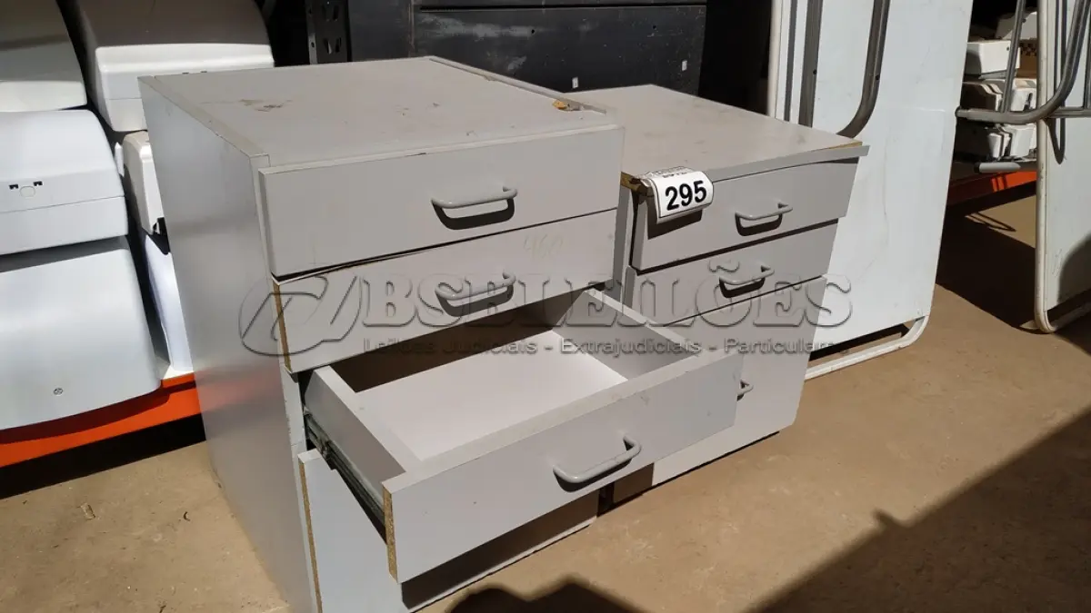LOTE 295 - 02 GAVETEIROS EM MADEIRA PARA ESCRITÓRIO. (NO ESTADO) ATENÇÃO! FAZER A VISITAÇÃO ANTES DE ARREMATAR, NÃO SABEMOS SE FUNCIONA. LEILÃO NÃO TEM GARANTIA E NEM DEVOLUÇÃO, SUJEITO A POSSÍVEIS AVARIAS VISÍVEIS/OCULTAS E/OU AUSÊNCIA DE COMPONENTES.