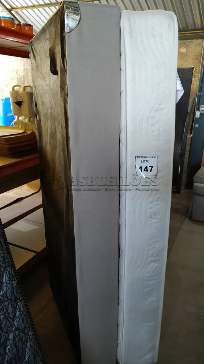 LOTE 147 - 01 COLCHÃO SOLTEIRO COM BASE. (NO ESTADO EM QUE SE ENCONTRA. SUJEITO A AVARIAS OCULTAS/VISÍVEIS.) AV9917K