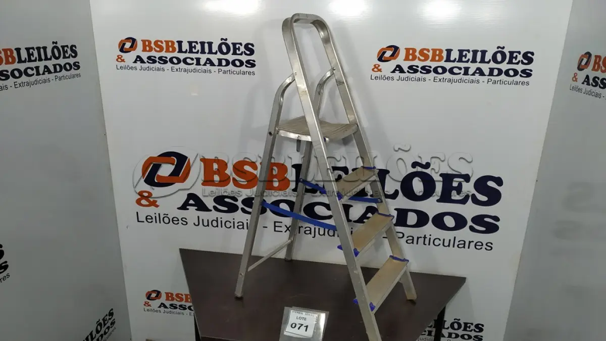 LOTE 071 - 01 ESCADA. (NO ESTADO EM QUE SE ENCONTRA. SUJEITO A AVARIAS OCULTAS/VISÍVEIS.)