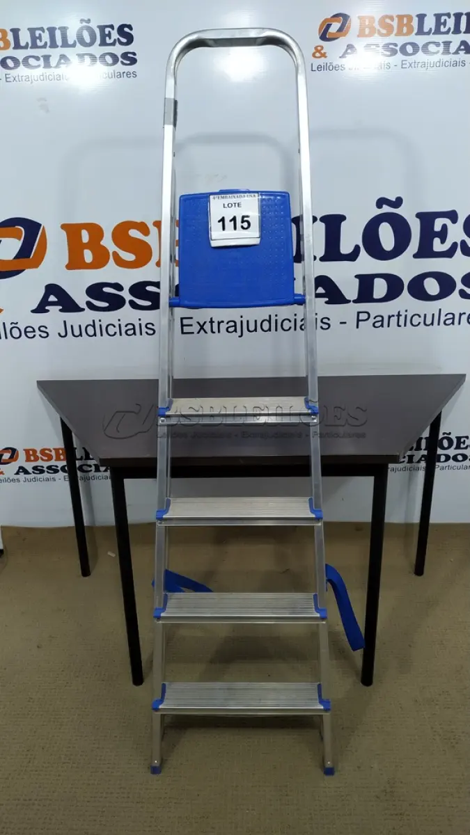 LOTE 115 - 01 ESCADA. (NO ESTADO EM QUE SE ENCONTRA. SUJEITO A AVARIAS OCULTAS/VISÍVEIS.)