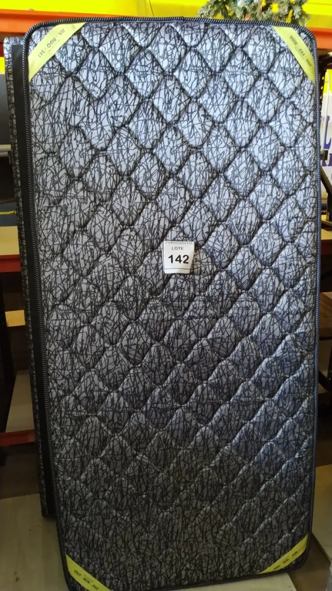 LOTE 142 - 01 COLCHÃO SOLTEIRO COM BASE. (NO ESTADO EM QUE SE ENCONTRA. SUJEITO A AVARIAS OCULTAS/VISÍVEIS.) BJ7201G