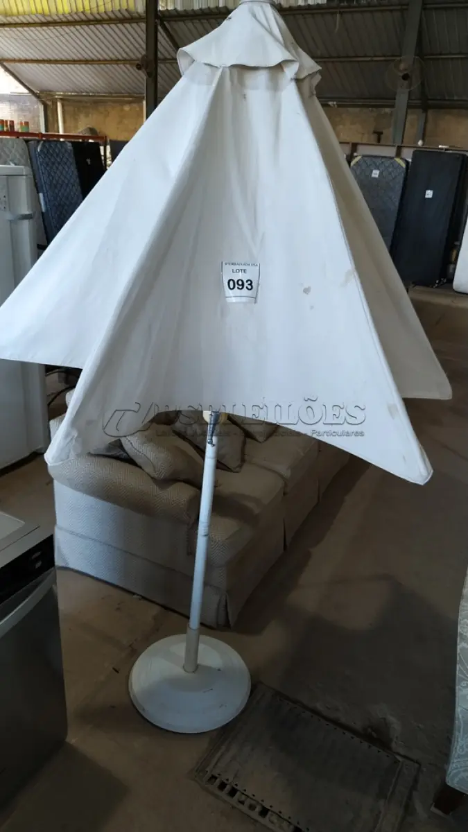LOTE 093 - 01 UMBRELLA (GUARDA SOL). (NO ESTADO EM QUE SE ENCONTRA. SUJEITO A AVARIAS OCULTAS/VISÍVEIS.)  BH1656K