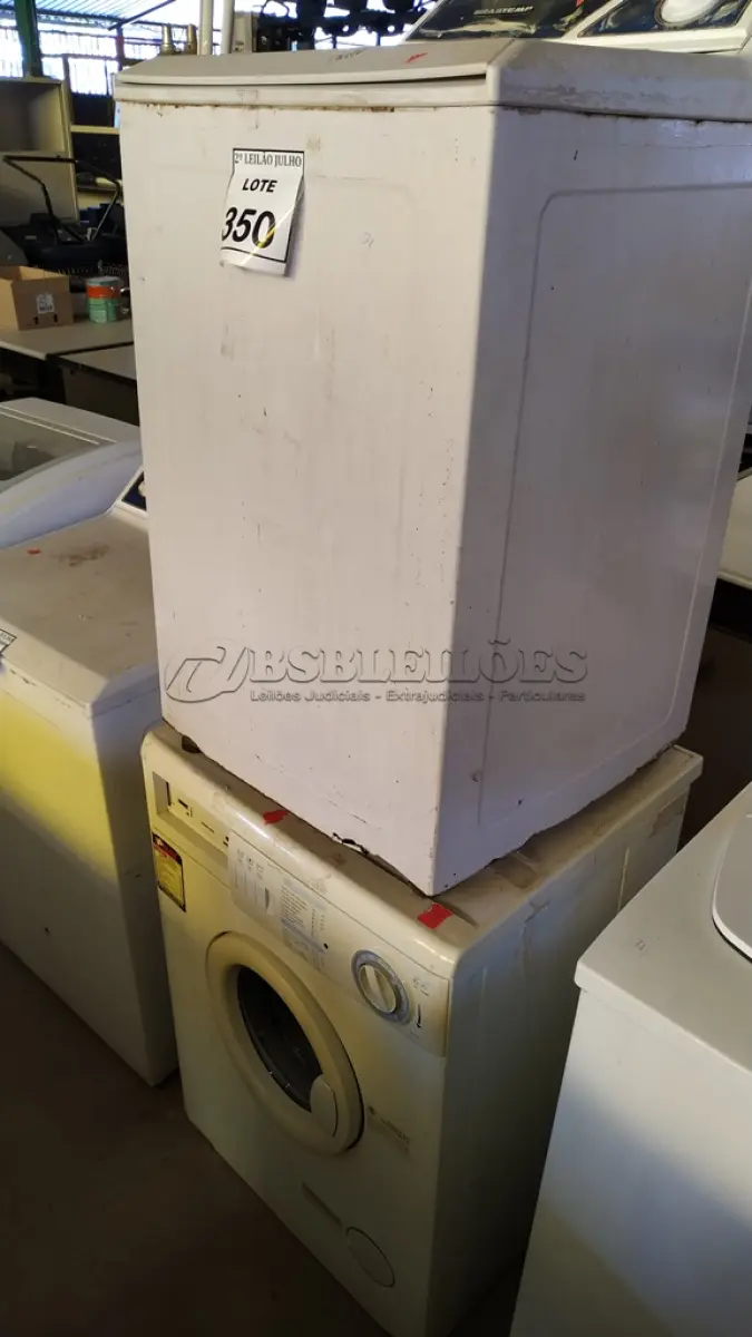 LOTE 350 - 01 MÁQUINA DE LAVAR MARCA BRASTEMP 220V E 01 MÁQUINA DE LAVAR MARCA ELETROLUX 5KG 220V. (NO ESTADO) ATENÇÃO! FAZER A VISITAÇÃO ANTES DE ARREMATAR, NÃO SABEMOS SE FUNCIONA. LEILÃO NÃO TEM GARANTIA E NEM DEVOLUÇÃO, SUJEITO A POSSÍVEIS AVARIAS VISÍVEIS/OCULTAS E/OU AUSÊNCIA DE COMPONENTES.
