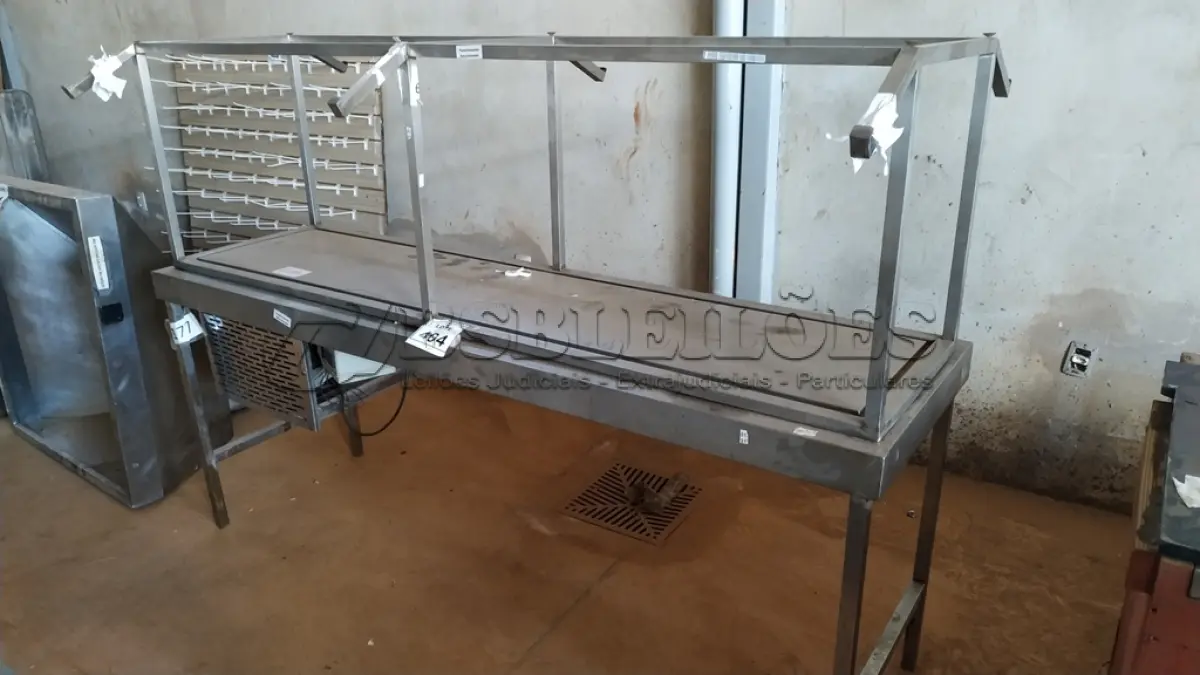 LOTE 404 - 01 BALCÃO REFRIGERADO COM PISTA FRIA. (NO ESTADO) ATENÇÃO! FAZER A VISITAÇÃO ANTES DE ARREMATAR, NÃO SABEMOS SE FUNCIONA. LEILÃO NÃO TEM GARANTIA E NEM DEVOLUÇÃO, SUJEITO A POSSÍVEIS AVARIAS VISÍVEIS/OCULTAS E/OU AUSÊNCIA DE COMPONENTES.