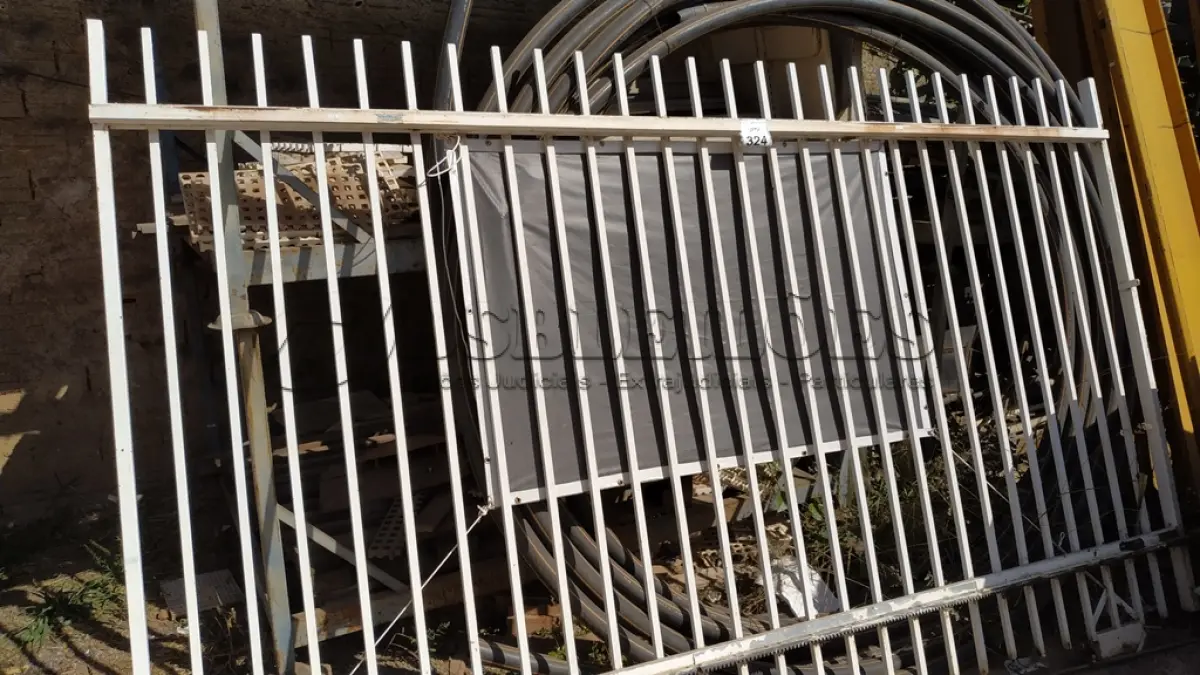 LOTE 324 - 01 PORTÃO DE FERRO COM APROXIMADAMENTE 4M. (NO ESTADO) ATENÇÃO! FAZER A VISITAÇÃO ANTES DE ARREMATAR, NÃO SABEMOS SE FUNCIONA. LEILÃO NÃO TEM GARANTIA E NEM DEVOLUÇÃO, SUJEITO A POSSÍVEIS AVARIAS VISÍVEIS/OCULTAS E/OU AUSÊNCIA DE COMPONENTES.