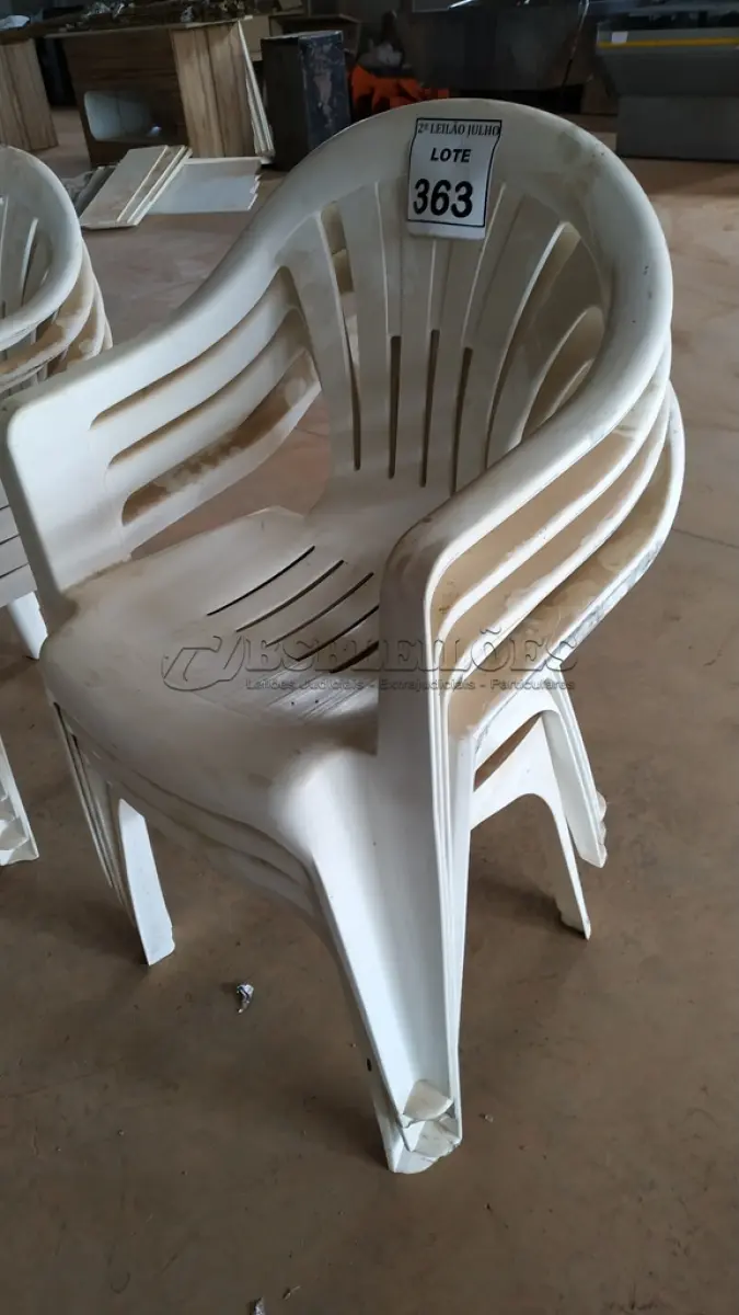 LOTE 363 - 04 CADEIRAS DE PLÁSTICO. (NO ESTADO) ATENÇÃO! FAZER A VISITAÇÃO ANTES DE ARREMATAR, NÃO SABEMOS SE FUNCIONA. LEILÃO NÃO TEM GARANTIA E NEM DEVOLUÇÃO, SUJEITO A POSSÍVEIS AVARIAS VISÍVEIS/OCULTAS E/OU AUSÊNCIA DE COMPONENTES.