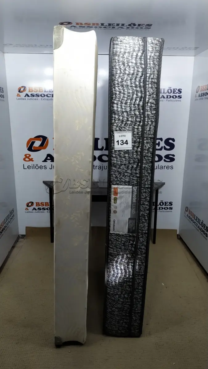 LOTE 134 - 01 COLCHÃO SOLTEIRO COM BASE.  (NO ESTADO EM QUE SE ENCONTRA. SUJEITO A AVARIAS OCULTAS/VISÍVEIS.)  AU2473U/ AV9917J