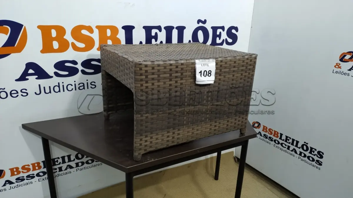 LOTE 108 - 01 MESA DE JARDIM. (NO ESTADO EM QUE SE ENCONTRA. SUJEITO A AVARIAS OCULTAS/VISÍVEIS.) AV9406M