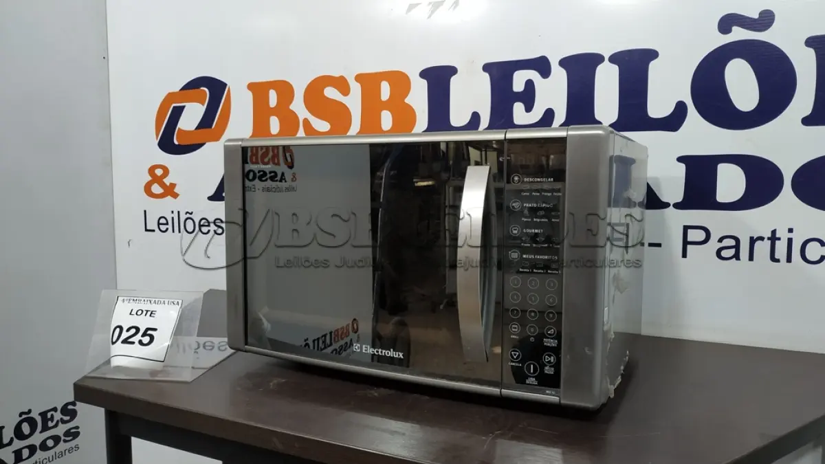 LOTE 025 - 01 MICRO-ONDAS ELECTROLUX 220V. (NO ESTADO EM QUE SE ENCONTRA. SUJEITO A AVARIAS OCULTAS/VISÍVEIS.) AV9696Y