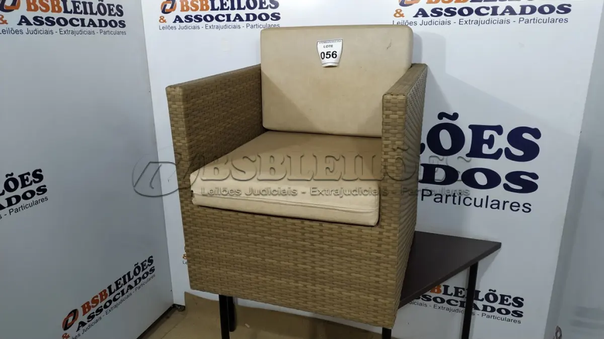 LOTE 056 - 01 POLTRONA DE JARDIM. (NO ESTADO EM QUE SE ENCONTRA. SUJEITO A AVARIAS OCULTAS/VISÍVEIS.) BH1517D