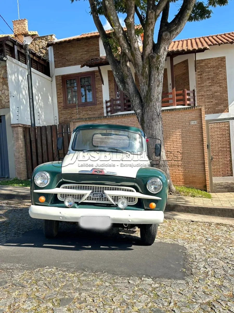 LOTE 429 - 01 CHEVROLET BRASIL 1958, UM CLÁSSICO VERDE EM ESTADO ORIGINAL! EQUIPADO COM MOTOR 6 CILINDROS, ESTE ÍCONE AUTOMOTIVO COMBINA ELEGÂNCIA RETRÔ COM ROBUSTEZ. CONSERVADO COM DETALHES AUTÊNTICOS, É PERFEITO PARA COLECIONADORES E AMANTES DE CARROS VINTAGE. NÃO PERCA A CHANCE DE POSSUIR UM PEDAÇO DA HISTÓRIA! (NO ESTADO) (VISITAÇÃO E RETIRADA EM DIVINÓPOLIS-MG) (AGENDAR)