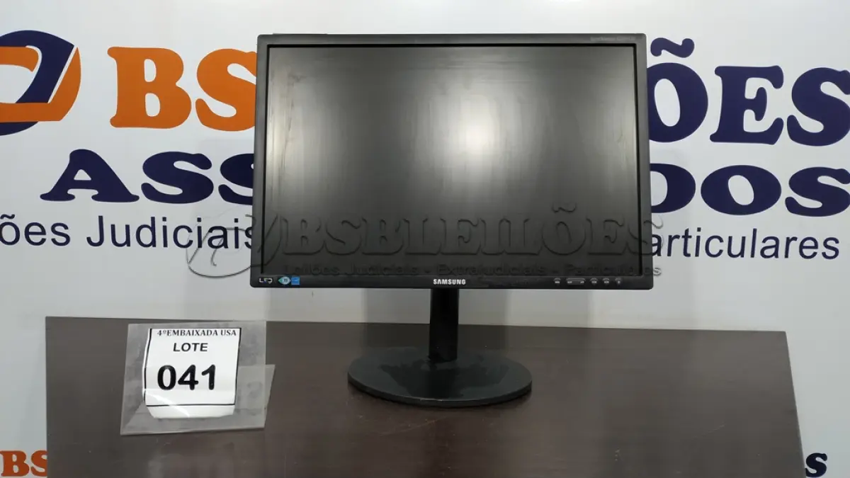 LOTE 041 - 01 MONITOR SAMSUNG. (NO ESTADO EM QUE SE ENCONTRA. SUJEITO A AVARIAS OCULTAS/VISÍVEIS.)  AV9701C