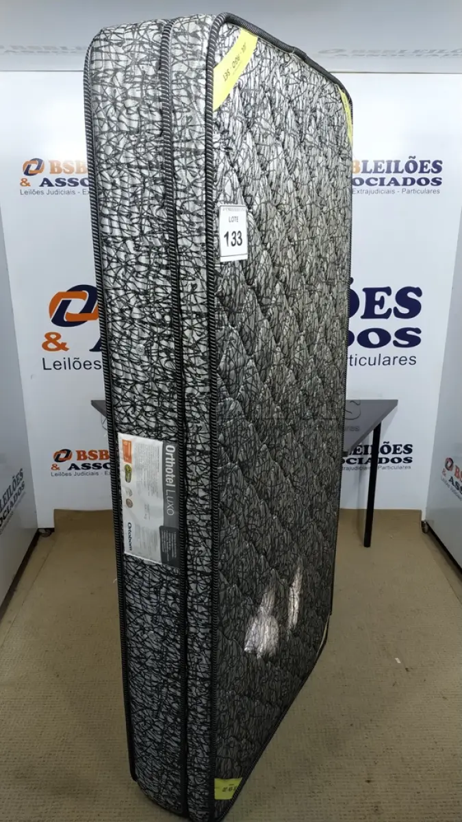 LOTE 133 - 01 COLCHÃO SOLTEIRO COM BASE. (NO ESTADO EM QUE SE ENCONTRA. SUJEITO A AVARIAS OCULTAS/VISÍVEIS.) BJ7221A
