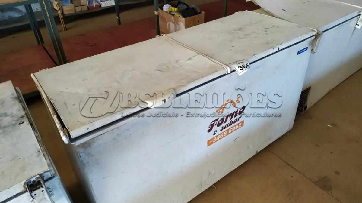 LOTE 365 - 01 FREEZER HORIZONTAL 02 TAMPAS. (NO ESTADO) ATENÇÃO! FAZER A VISITAÇÃO ANTES DE ARREMATAR, NÃO SABEMOS SE FUNCIONA. LEILÃO NÃO TEM GARANTIA E NEM DEVOLUÇÃO, SUJEITO A POSSÍVEIS AVARIAS VISÍVEIS/OCULTAS E/OU AUSÊNCIA DE COMPONENTES.