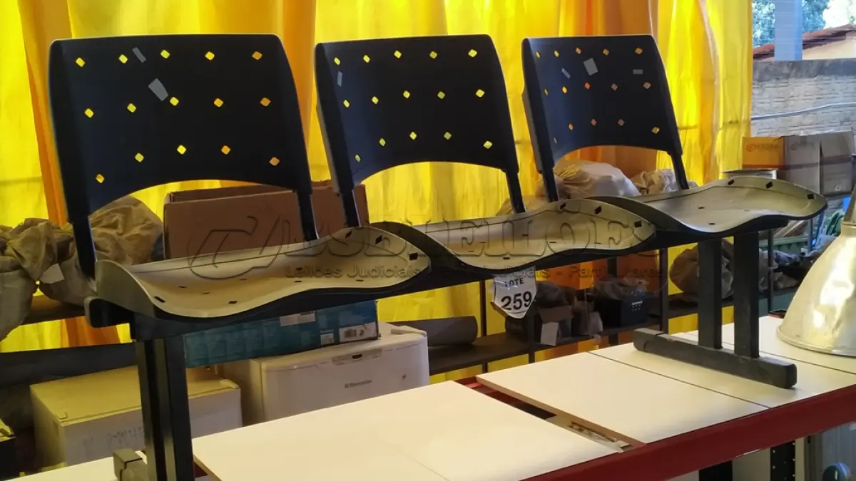 LOTE 259 - 01 LONGARINA COM 03 LUGARES. (NO ESTADO) ATENÇÃO! FAZER A VISITAÇÃO ANTES DE ARREMATAR, NÃO SABEMOS SE FUNCIONA. LEILÃO NÃO TEM GARANTIA E NEM DEVOLUÇÃO, SUJEITO A POSSÍVEIS AVARIAS VISÍVEIS/OCULTAS E/OU AUSÊNCIA DE COMPONENTES.