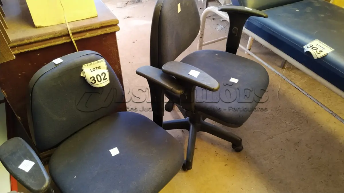 LOTE 302 - 02 CADEIRAS GIRATÓRIAS COM RODINHAS. (NO ESTADO) ATENÇÃO! FAZER A VISITAÇÃO ANTES DE ARREMATAR, NÃO SABEMOS SE FUNCIONA. LEILÃO NÃO TEM GARANTIA E NEM DEVOLUÇÃO, SUJEITO A POSSÍVEIS AVARIAS VISÍVEIS/OCULTAS E/OU AUSÊNCIA DE COMPONENTES.