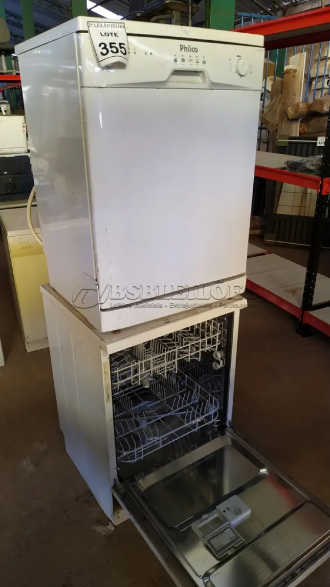 LOTE 355 - 02 LAVAS LOUÇAS SENDO 01 PHILCO E 01 BOSCH. (NO ESTADO) ATENÇÃO! FAZER A VISITAÇÃO ANTES DE ARREMATAR, NÃO SABEMOS SE FUNCIONA, LEILÃO NÃO TEM GARANTIA E NEM DEVOLUÇÃO, SUJEITO A POSSÍVEIS AVARIAS VISÍVEIS/OCULTAS E/OU AUSÊNCIA DE COMPONENTES.
