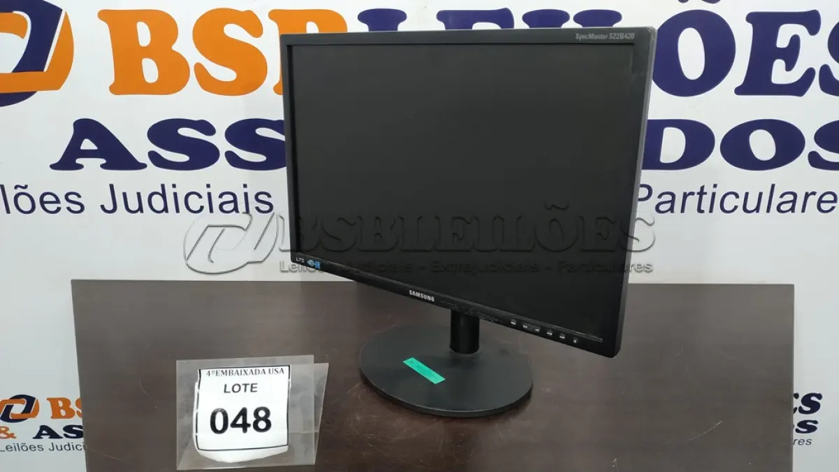 LOTE 048 - 01 MONITOR SAMSUNG. (NO ESTADO EM QUE SE ENCONTRA. SUJEITO A AVARIAS OCULTAS/VISÍVEIS.)  AV9700X