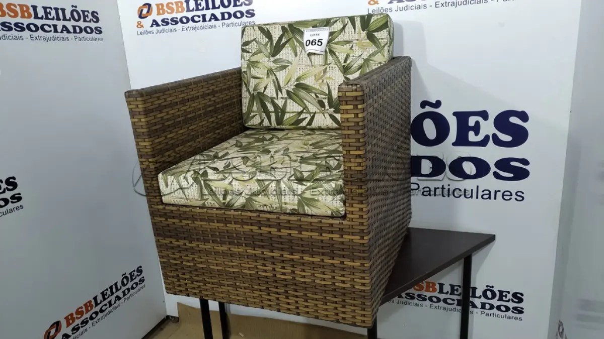 LOTE 065 - 01 POLTRONA DE JARDIM. (NO ESTADO EM QUE SE ENCONTRA. SUJEITO A AVARIAS OCULTAS/VISÍVEIS.) BF8656W