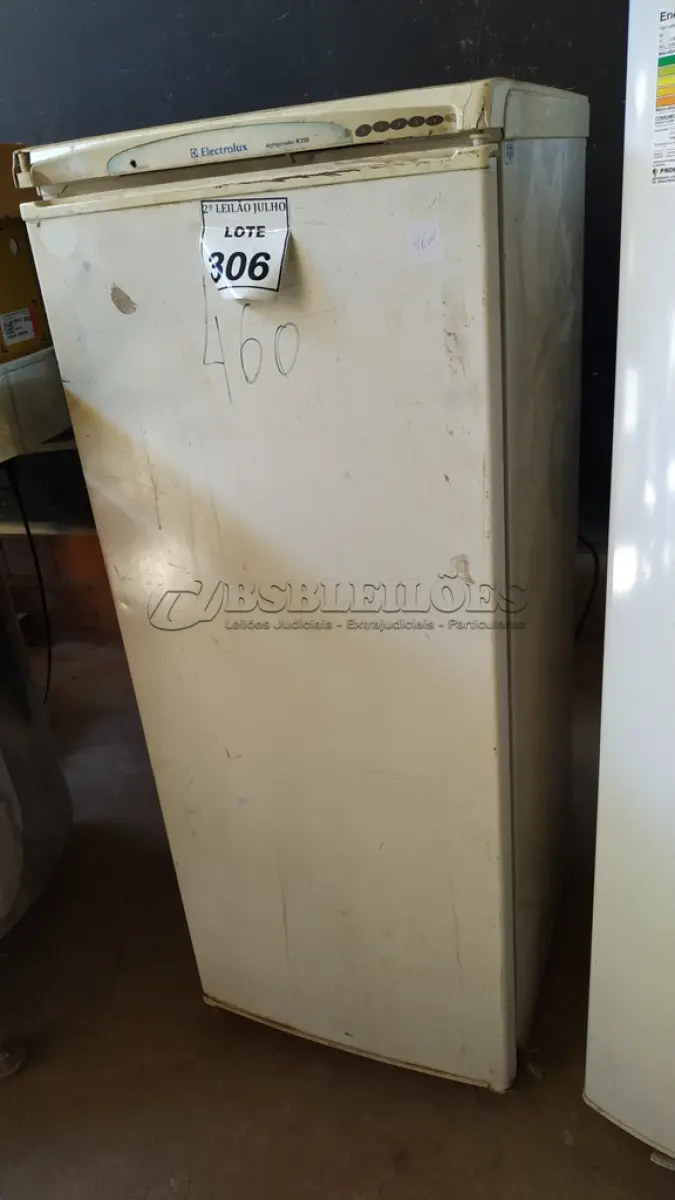 LOTE 306 - 01 GELADEIRA MARCA ELECTROLUX 220W, PARA RETIRADA DE PEÇAS. (NO ESTADO) ATENÇÃO! FAZER A VISITAÇÃO ANTES DE ARREMATAR, NÃO SABEMOS SE FUNCIONA. LEILÃO NÃO TEM GARANTIA E NEM DEVOLUÇÃO, SUJEITO A POSSÍVEIS AVARIAS VISÍVEIS/OCULTAS E/OU AUSÊNCIA DE COMPONENTES.