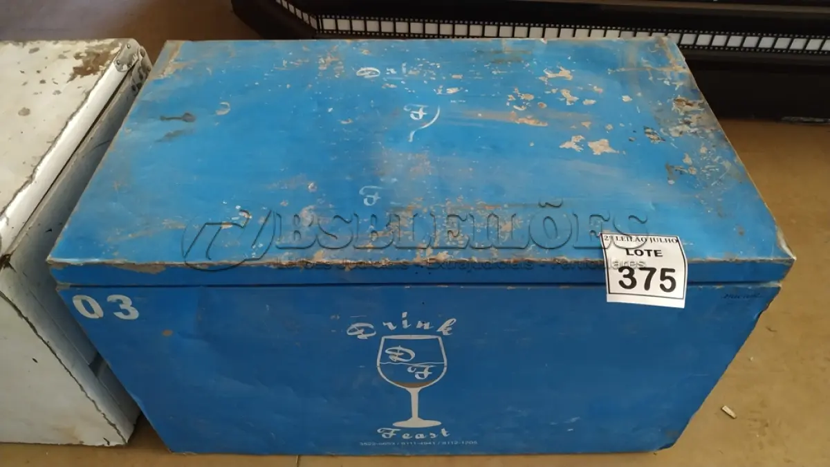 LOTE 375 - 01 BAÚ TÉRMICO NA COR AZUL. (NO ESTADO) ATENÇÃO! FAZER A VISITAÇÃO ANTES DE ARREMATAR, NÃO SABEMOS SE FUNCIONA. LEILÃO NÃO TEM GARANTIA E NEM DEVOLUÇÃO, SUJEITO A POSSÍVEIS AVARIAS VISÍVEIS/OCULTAS E/OU AUSÊNCIA DE COMPONENTES.
