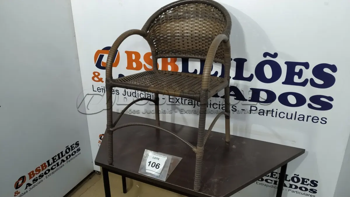 LOTE 106 - 01 CADEIRA DE JARDIM. (NO ESTADO EM QUE SE ENCONTRA. SUJEITO A AVARIAS OCULTAS/VISÍVEIS.) AV9404Y