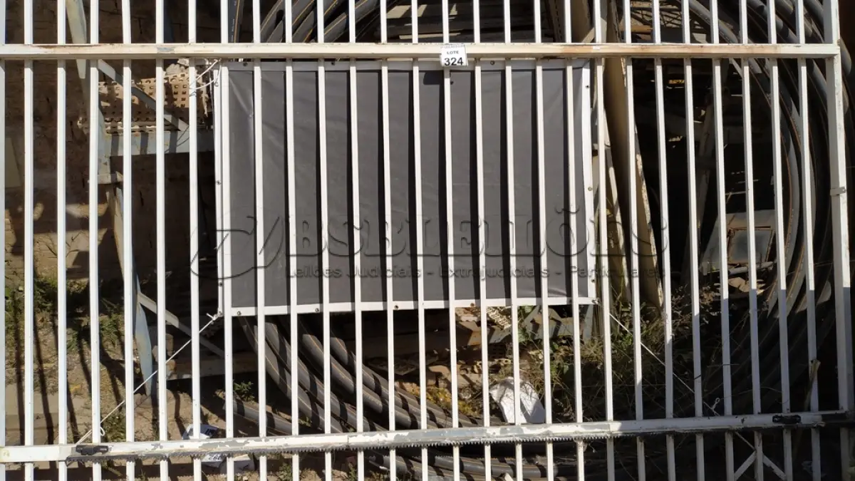 LOTE 324 - 01 PORTÃO DE FERRO COM APROXIMADAMENTE 4M. (NO ESTADO) ATENÇÃO! FAZER A VISITAÇÃO ANTES DE ARREMATAR, NÃO SABEMOS SE FUNCIONA. LEILÃO NÃO TEM GARANTIA E NEM DEVOLUÇÃO, SUJEITO A POSSÍVEIS AVARIAS VISÍVEIS/OCULTAS E/OU AUSÊNCIA DE COMPONENTES.
