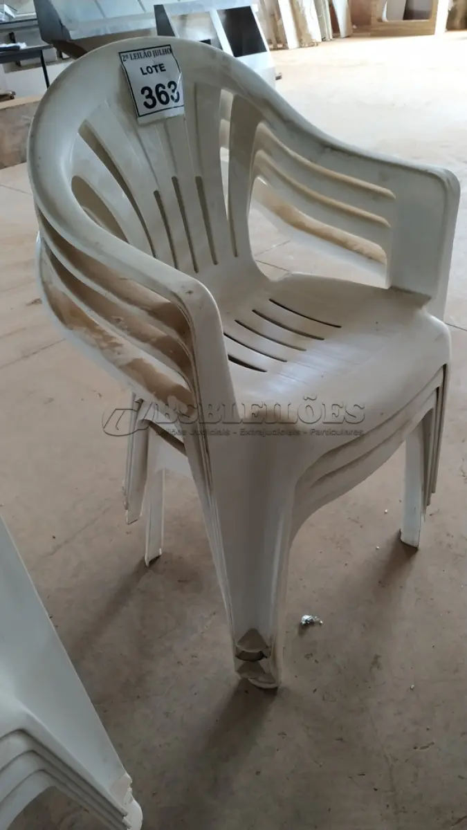 LOTE 363 - 04 CADEIRAS DE PLÁSTICO. (NO ESTADO) ATENÇÃO! FAZER A VISITAÇÃO ANTES DE ARREMATAR, NÃO SABEMOS SE FUNCIONA. LEILÃO NÃO TEM GARANTIA E NEM DEVOLUÇÃO, SUJEITO A POSSÍVEIS AVARIAS VISÍVEIS/OCULTAS E/OU AUSÊNCIA DE COMPONENTES.
