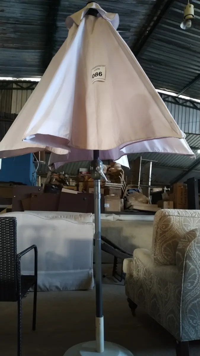 LOTE 086 - 01 GUARDA SOL (UMBRELLA). (NO ESTADO EM QUE SE ENCONTRA. SUJEITO A AVARIAS OCULTAS/VISÍVEIS.) BH1589T