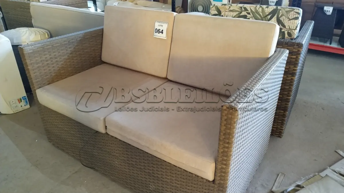 LOTE 064 - 01 SOFÁ DE JARDIM. (NO ESTADO EM QUE SE ENCONTRA. SUJEITO A AVARIAS OCULTAS/VISÍVEIS.) BH1517U