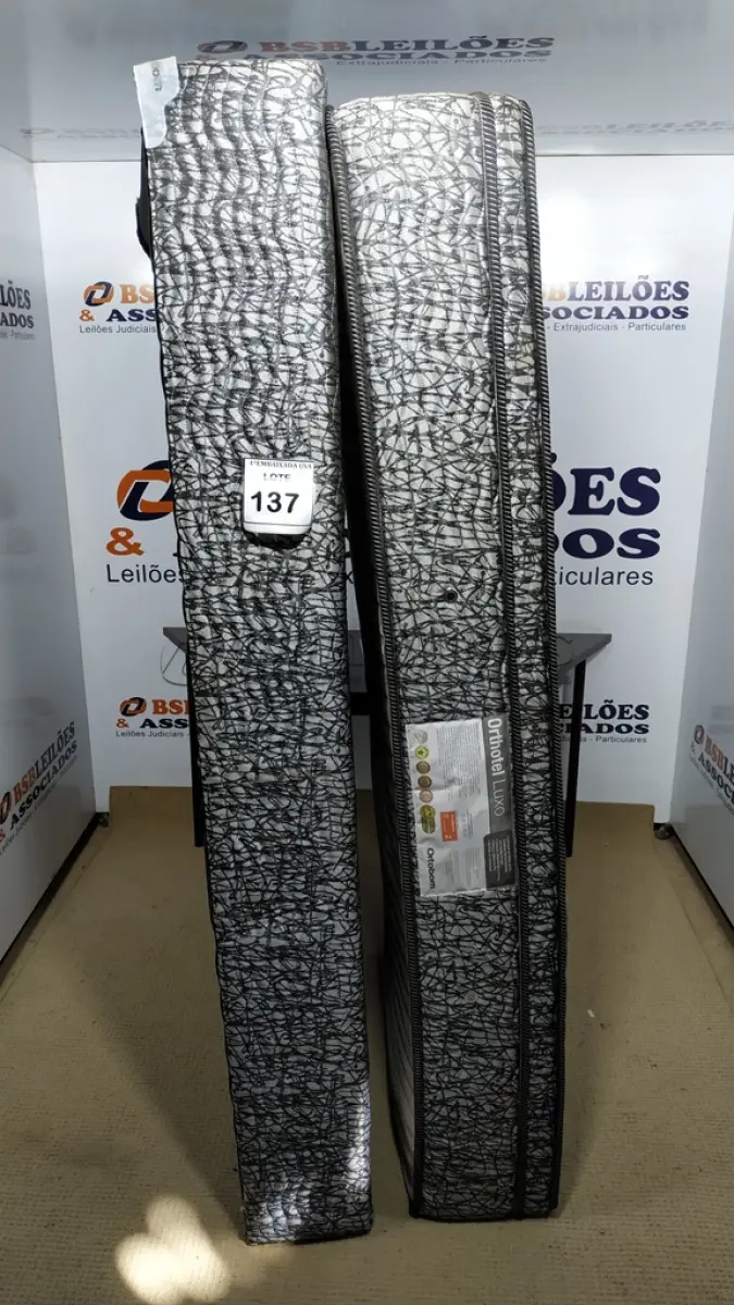 LOTE 137 - 01 COLCHÃO SOLTEIRO COM BASE. (NO ESTADO EM QUE SE ENCONTRA. SUJEITO A AVARIAS OCULTAS/VISÍVEIS.)  BJ7216K