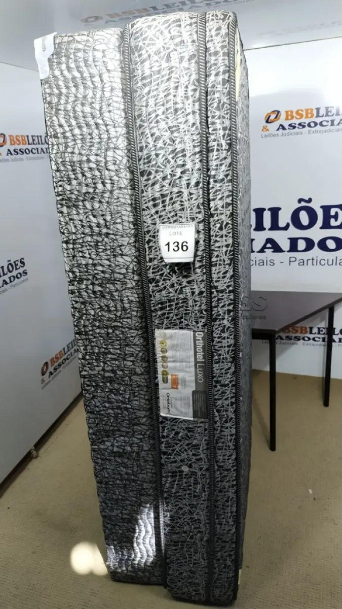 LOTE 136 - 01 COLCHÃO SOLTEIRO COM BASE. (NO ESTADO EM QUE SE ENCONTRA. SUJEITO A AVARIAS OCULTAS/VISÍVEIS.) AU2193P