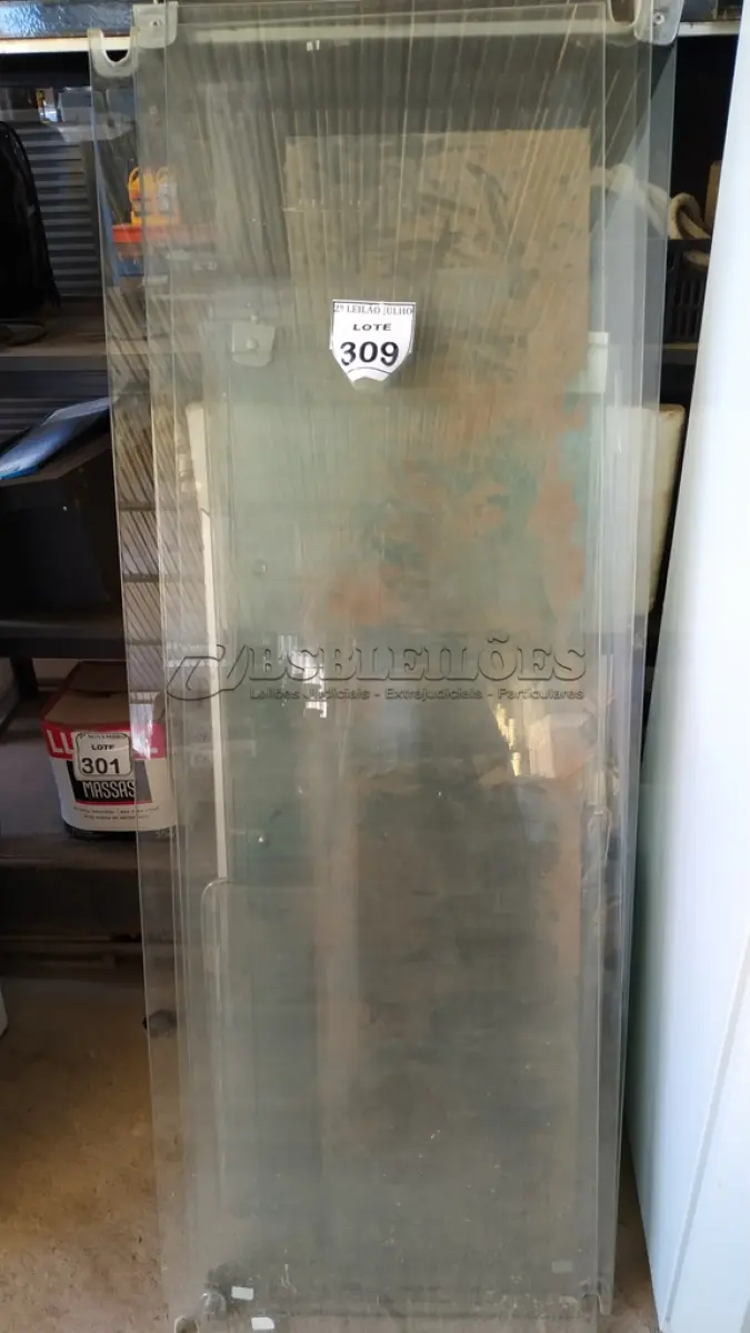 LOTE 309 - 01 LOTE COM VÁRIOS VIDROS AVULSOS DE VITRINE. (NO ESTADO) ATENÇÃO! FAZER A VISITAÇÃO ANTES DE ARREMATAR, NÃO SABEMOS SE FUNCIONA. LEILÃO NÃO TEM GARANTIA E NEM DEVOLUÇÃO, SUJEITO A POSSÍVEIS AVARIAS VISÍVEIS/OCULTAS E/OU AUSÊNCIA DE COMPONENTES.