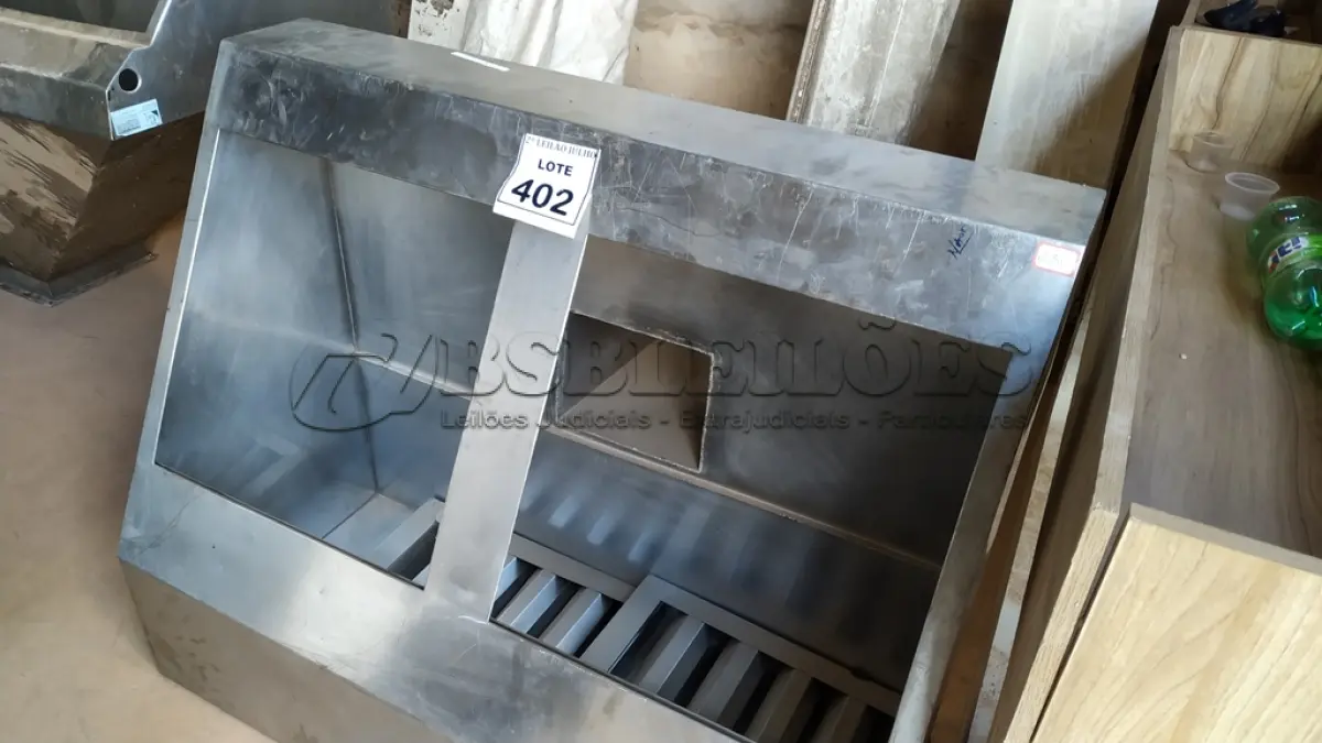 LOTE 402 - 01 COIFA EM INOX. (NO ESTADO) ATENÇÃO! FAZER A VISITAÇÃO ANTES DE ARREMATAR, NÃO SABEMOS SE FUNCIONA. LEILÃO NÃO TEM GARANTIA E NEM DEVOLUÇÃO, SUJEITO A POSSÍVEIS AVARIAS VISÍVEIS/OCULTAS E/OU AUSÊNCIA DE COMPONENTES.