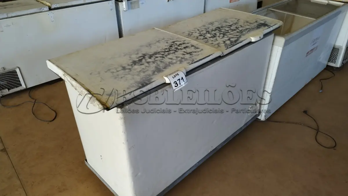 LOTE 371 - 01 FREEZER HORIZONTAL 02 TAMPAS. (NO ESTADO) ATENÇÃO! FAZER A VISITAÇÃO ANTES DE ARREMATAR, NÃO SABEMOS SE FUNCIONA. LEILÃO NÃO TEM GARANTIA E NEM DEVOLUÇÃO, SUJEITO A POSSÍVEIS AVARIAS VISÍVEIS/OCULTAS E/OU AUSÊNCIA DE COMPONENTES.