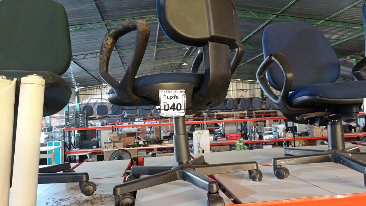 LOTE 040 - 01 CADEIRA GIRATÓRIA COM RODINHAS. (NO ESTADO) ATENÇÃO! FAZER A VISITAÇÃO ANTES DE ARREMATAR, NÃO SABEMOS SE FUNCIONA, LEILÃO NÃO TEM GARANTIA E NEM DEVOLUÇÃO, SUJEITO A POSSÍVEIS AVARIAS VISÍVEIS/OCULTAS E/OU AUSÊNCIA DE COMPONENTES.
