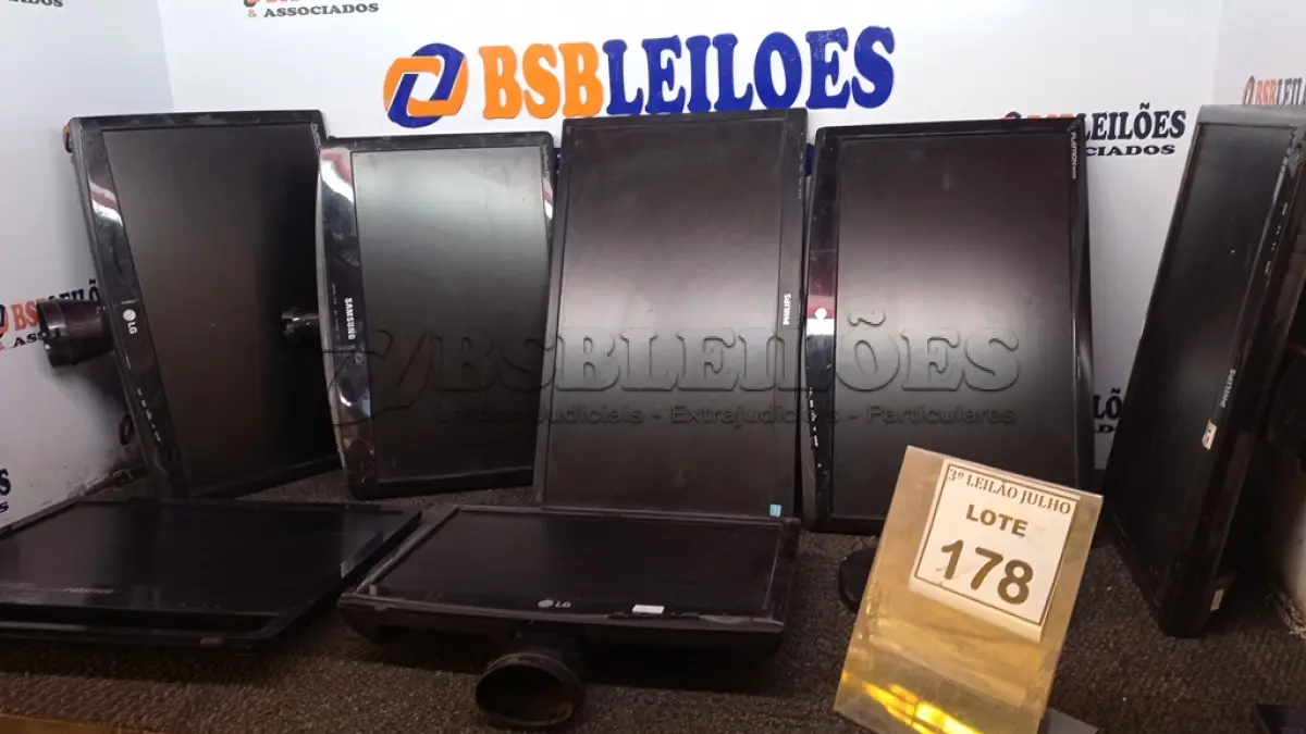 LOTE 178 - 07 MONITORES LCD DE MARCAS E MODELOS DIVERSOS. (NO ESTADO) ATENÇÃO! FAZER A VISITAÇÃO ANTES DE ARREMATAR, NÃO SABEMOS SE FUNCIONA. LEILÃO NÃO TEM GARANTIA E NEM DEVOLUÇÃO, SUJEITO A POSSÍVEIS AVARIAS VISÍVEIS/OCULTAS E/OU AUSÊNCIA DE COMPONENTES.