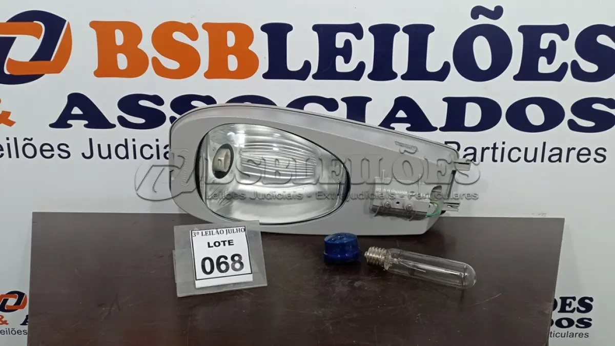 LOTE 068 - 01 LUMINÁRIA PRA POSTE. (NO ESTADO) ATENÇÃO! FAZER A VISITAÇÃO ANTES DE ARREMATAR, NÃO SABEMOS SE FUNCIONA, LEILÃO NÃO TEM GARANTIA E NEM DEVOLUÇÃO, SUJEITO A POSSÍVEIS AVARIAS VISÍVEIS/OCULTAS E/OU AUSÊNCIA DE COMPONENTES.